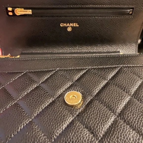 Used Once for 3 hrs Authentic Chanel Wallet On Chain - Picture 4 of 4